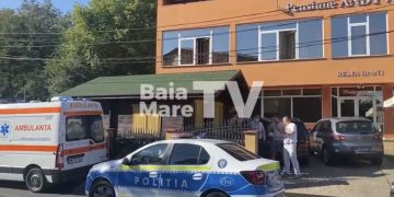 SUPĂRAT PE IUBIT – UN BĂRBAT AMENINȚĂ CĂ SE ARUNCĂ DE LA BALCONUL UNEI PENSIUNI DE PE STRADA VICTOR BABEȘ DIN BAIA MARE