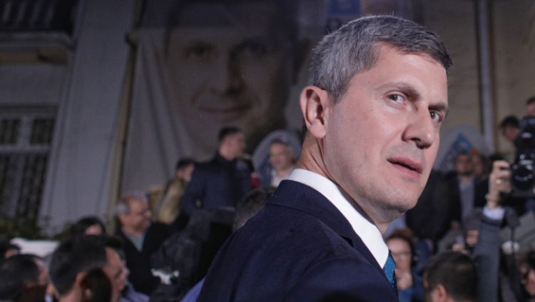 Aș vrea să plec, aș vrea și să rămân…