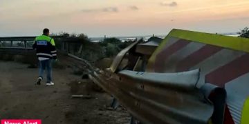 Accident grav: Un TIR a trecut peste balustradă și a căzut în gol de la 30 de metri