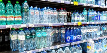 Alte „vești bune” pentru români! Se scumpește apa îmbuteliată cu 20%!