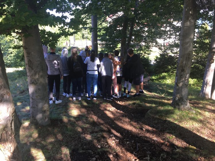 „Un pas spre viitor”, tineri din Maramureș, Bistrița și București, în tabără la Şuior