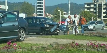 Două maşini „şifonate” după ce s-au ciocnit la intersecţia dintre bd. Unirii cu bd. Republicii – foto