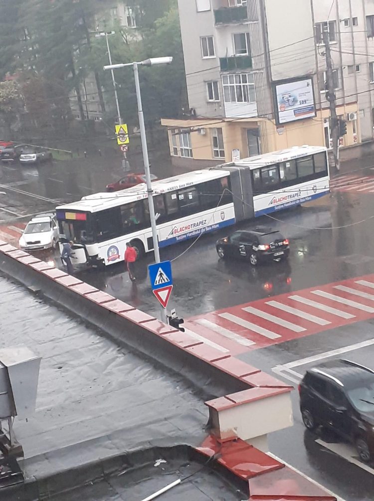 Impact violent la intersecţia dintre Bd. Bucureşti şi str. Culturii