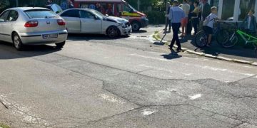 Impact între două maşini pe strada George Enescu. Intervin echipaje SMURD – foto