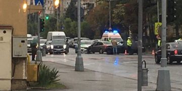 Impact în această dimineaţă între două autoturisme la intersecţia Bd. Bucureşti cu str. Culturii – foto
