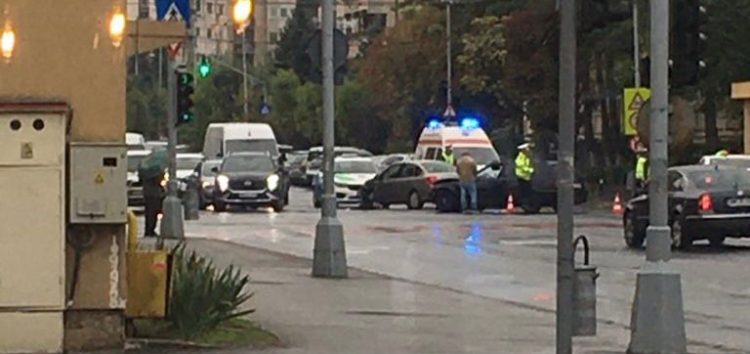 Impact în această dimineaţă între două autoturisme la intersecţia Bd. Bucureşti cu str. Culturii – foto