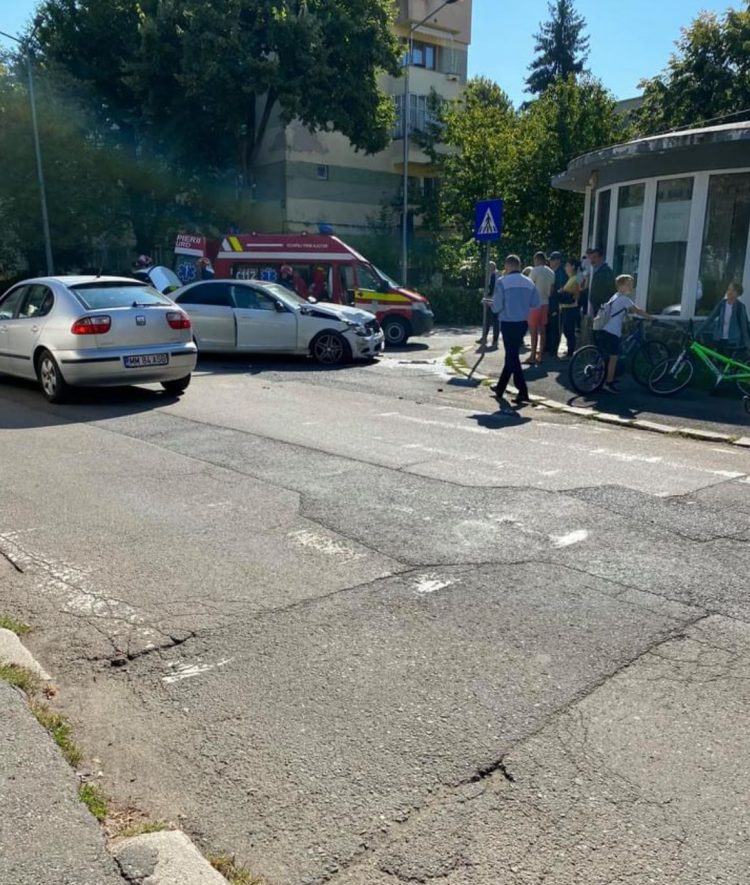 Impact între două maşini pe strada George Enescu. Intervin echipaje SMURD – foto