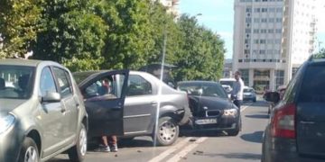 ULTIMA ORĂ. Impact între două maşini pe bd. Traian. Trafic îngreunat – foto