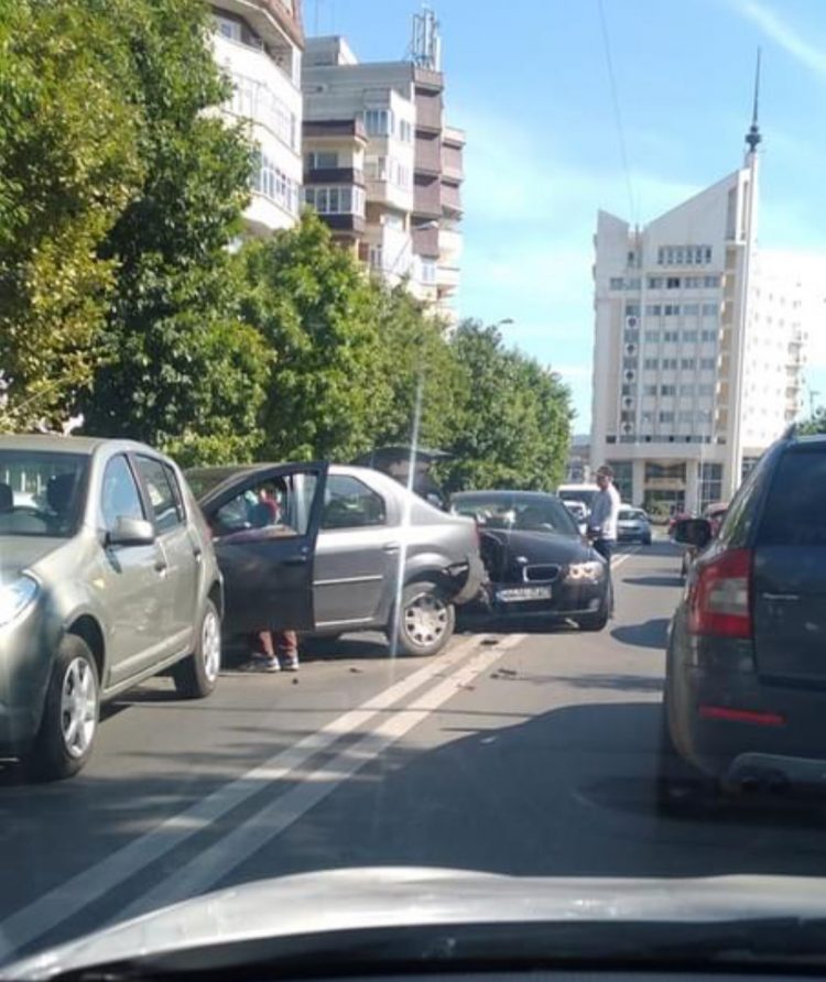 ULTIMA ORĂ. Impact între două maşini pe bd. Traian. Trafic îngreunat – foto