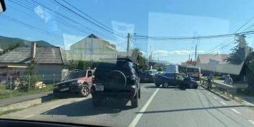 O victimă încarcerată şi două maşini făcute praf în urma unui puternic impact pe strada Forestierilor – foto
