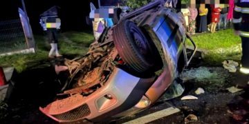 Accident teribil. O maşină în care se aflau cinci copii şi doi adulţi, spulberată de un TIR. O fată de 12 ani a murit și un bebeluș de 6 luni este în stop cardio-respirator – video