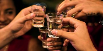 Dublarea taxelor pe alcool în Europa, pentru a reduce numărul de cazuri de cancer, este recomandarea OMS