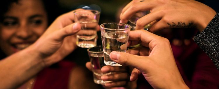 Dublarea taxelor pe alcool în Europa, pentru a reduce numărul de cazuri de cancer, este recomandarea OMS