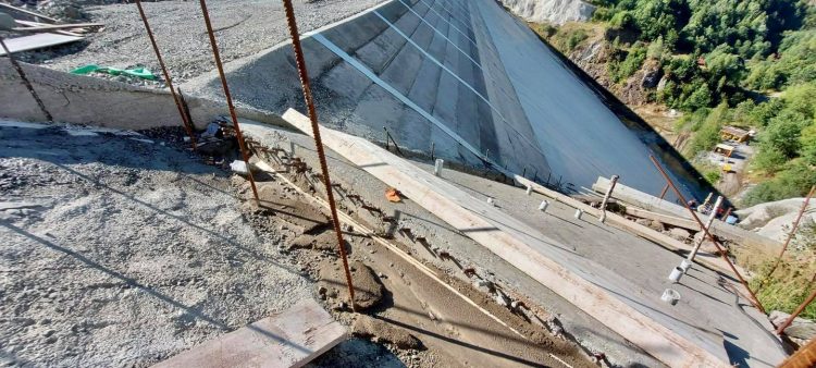 Înaintează lucrările la barajul Runcu
