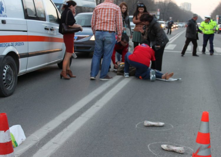 O femeie de 83 de ani a fost spulberată chiar pe trecerea de pietoni