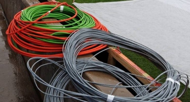 Locuitorii din Satu Nou de Jos au rămas fără telefonie şi internet după ce s-au furat cablurile telefonice