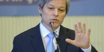 Dacian Cioloș: Am văzut declarațiile lui Florin Cîțu încercând să se agațe de putere. Realitatea e că stătea pe un scaun cu patru picioare din care singur a rupt două și acum se întreabă pe ce parte cade”