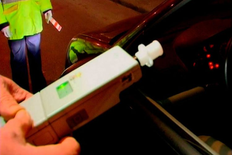 Băimărean prins în toiul nopţii băut la volan