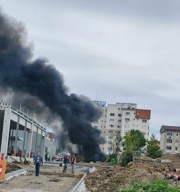 Incendiu puternic în Baia Mare! Un depozit de materiale de construcţii a luat foc – foto, video