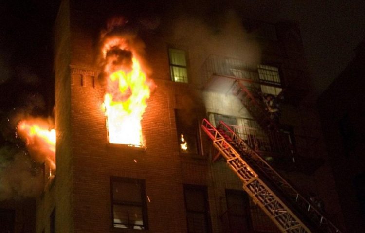 Un copil a murit în chinuri groaznice, captiv în locuinţa cuprinsă de flăcări