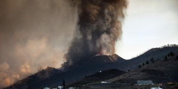 Norul de cenușă cauzat de erupția vulcanului Cumbre Vieja traversează România. Anunțul Ministerului Mediului