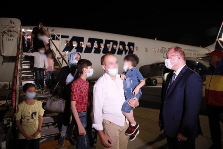 139 de cetățeni afgani au ajuns în România cu o cursă specială