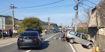 Trei maşini, implicate într-un carambol