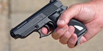 ”UN TURC MI-A PUS PISTOLUL LA CAP ȘI M-A AMENINȚAT CĂ MĂ ÎMPUȘCĂ”! A SUSȚINUT O TÂNĂRĂ DE 18 ANI DIN BAIA MARE
