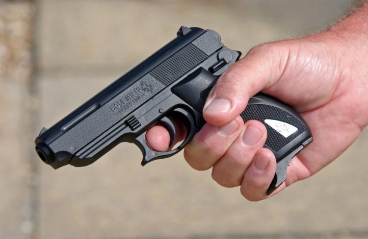 ”UN TURC MI-A PUS PISTOLUL LA CAP ȘI M-A AMENINȚAT CĂ MĂ ÎMPUȘCĂ”! A SUSȚINUT O TÂNĂRĂ DE 18 ANI DIN BAIA MARE