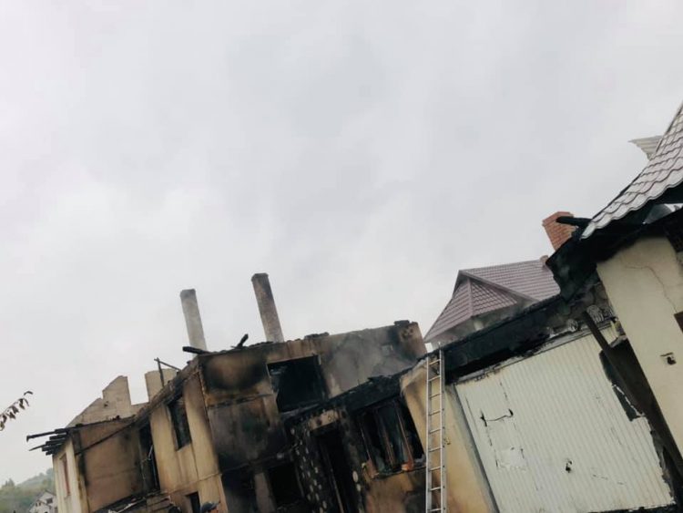 Necaz mare pentru o familie din Cupşeni. După ce le-a murit nepotul, le-a ars şi casa