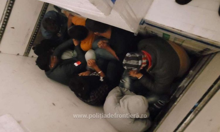 Nouă indieni ascunşi într-o autoutilitară, descoperiţi la ieşirea din ţară. Şoferul, un maramureşean, acuzat de trafic de migranţi – video