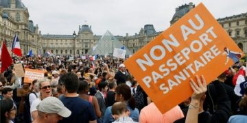 Franța a suspendat contractele de muncă a 3.000 de cadre medicale care refuză vaccinarea