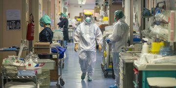 Gata, au mână liberă! Guvernul anunță concedierea medicilor și personalului medical fără certificat Covid-19!