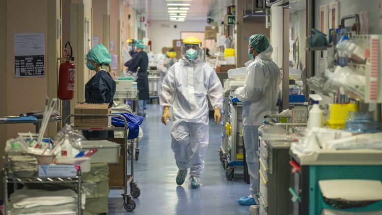 Gata, au mână liberă! Guvernul anunță concedierea medicilor și personalului medical fără certificat Covid-19!