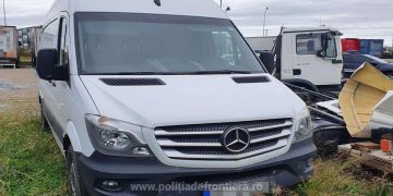 Microbuz Mercedes furat din Italia, descoperit la frontieră