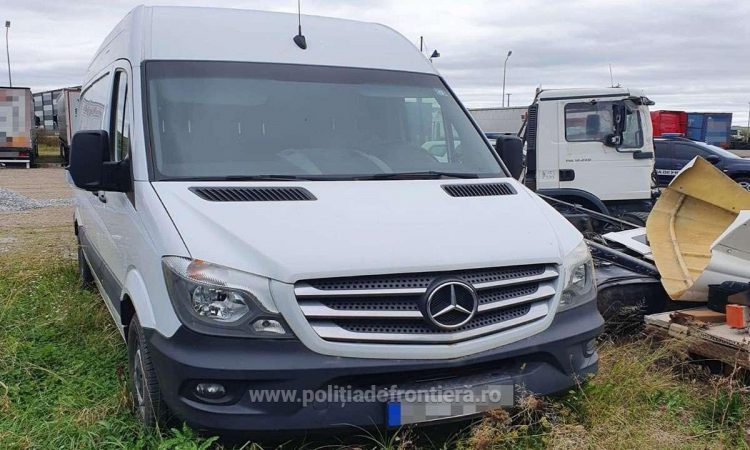 Microbuz Mercedes furat din Italia, descoperit la frontieră