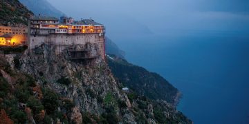 COVID 19 a dat iama pe Muntele Athos! Peste o mie de călugări infectați!