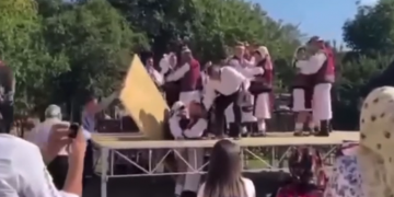 De râsul plânsului: Cum au căzut doi dansatori din Văleni