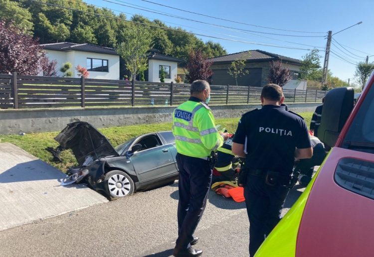 Accident teribil. 3 victime, după ce mașina în care se aflau s-a izbit de un podeț