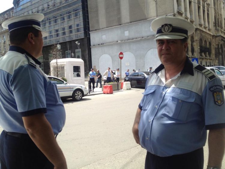 Cine ne apără? Niciun polițist n-a trecut examenul de promovare la autoapărare și educație fizică!