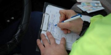 Bărbat oprit de polițiști în trafic la Sighetu Marmaţiei, la volanul unei mașini cu plăcuțele cu numărul de înmatriculare neconforme