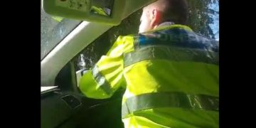 Doi polițiști cercetaţi disciplinar, după ce au vorbit în bătaie de joc cu o femeie. Vezi video