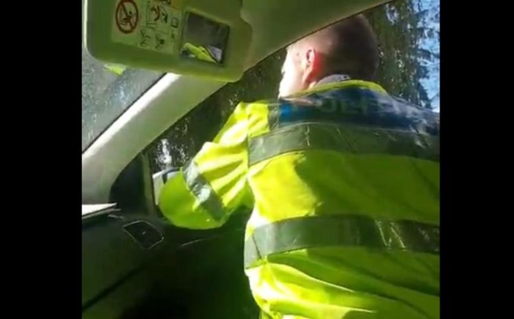 Doi polițiști cercetaţi disciplinar, după ce au vorbit în bătaie de joc cu o femeie. Vezi video