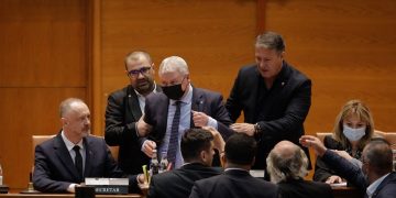 Unde am ajuns… Bufonul Roman, înlăturat cu forța de la conducerea ședinței Parlamentului!