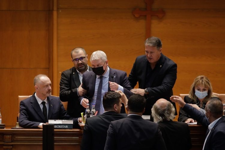 Unde am ajuns… Bufonul Roman, înlăturat cu forța de la conducerea ședinței Parlamentului!