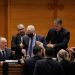 Unde am ajuns… Bufonul Roman, înlăturat cu forța de la conducerea ședinței Parlamentului!