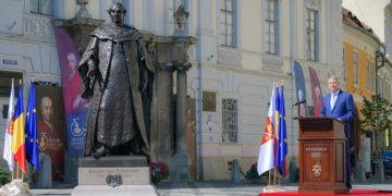 Câtă nesimțire! Statuia lui Brukenthal și-a ridicat-o Iohannis prin procură!