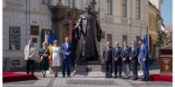 Protest la Sibiu. Oamenii cer retragerea statuii baronului Brukenthal din Piața Mare
