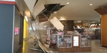 Tavanul unui mall din Cluj s-a prăbușit peste un stand sub ochii clienților