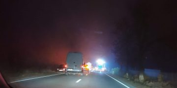 FOTO: Accident la Cicârlău! Un microbuz cu 10 pasageri s-a ciocnit cu un autoturism